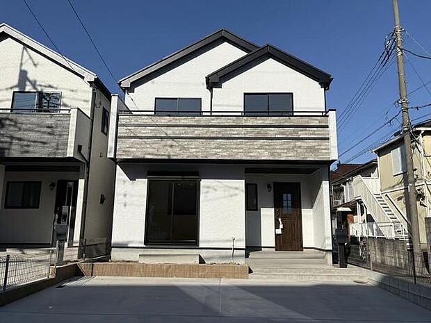 シンプルながらも洗練された外観に、国際色豊かな装飾が彩りを添えます。