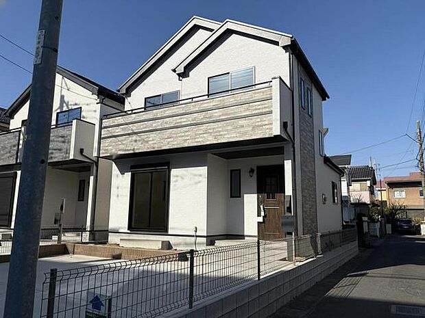 清々しい空の下、個性豊かな装飾が心躍る住まい