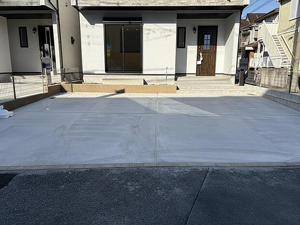 洗練された佇まいと、心地よい広がりを感じさせるエントランス