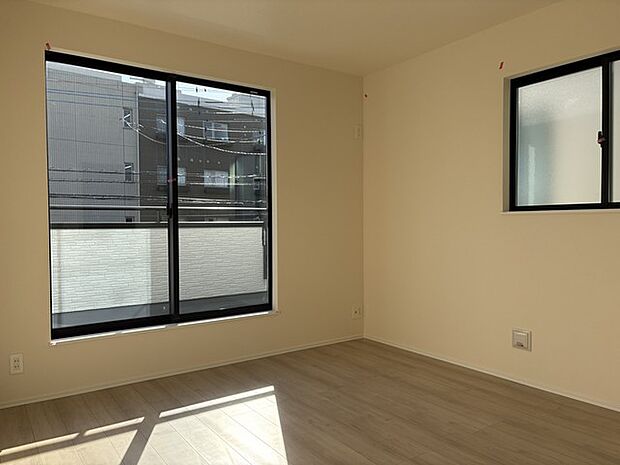 広々とした空間に、柔らかな自然光が満ちています。