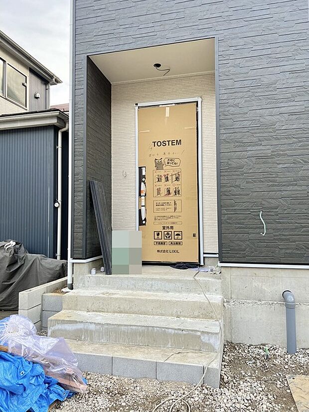 新築の玄関扉。きっと今のお家より重厚感が違います。