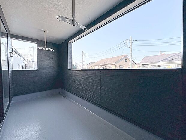 窓の外に広がる空と穏やかな街並みが、心地よい静けさを感じさせる空間