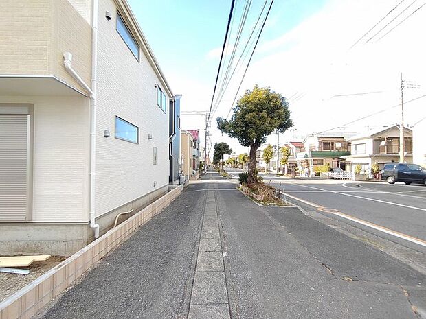 前面道路は歩道も整備され、小さなお子様にも安心です。 