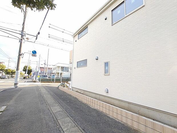 角地につき、開放感に恵まれる住居がここに。 