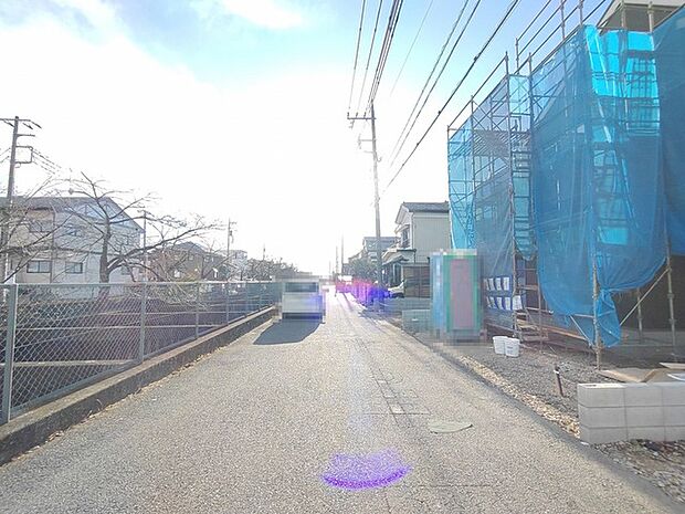 幅員の狭い道ですが、車通りの少ない住宅街に立地してます。 