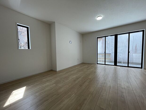 空間に広がりと落ち着きを感じさせる、柔らかな光が満ちる部屋