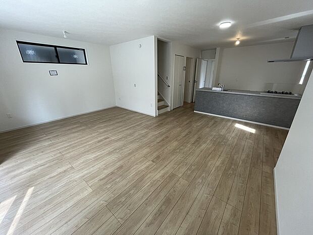 木目調の床が心地よい、開放感あふれる空間