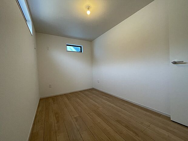 木漏れ日のような柔らかな光が満ちる、穏やかな空間