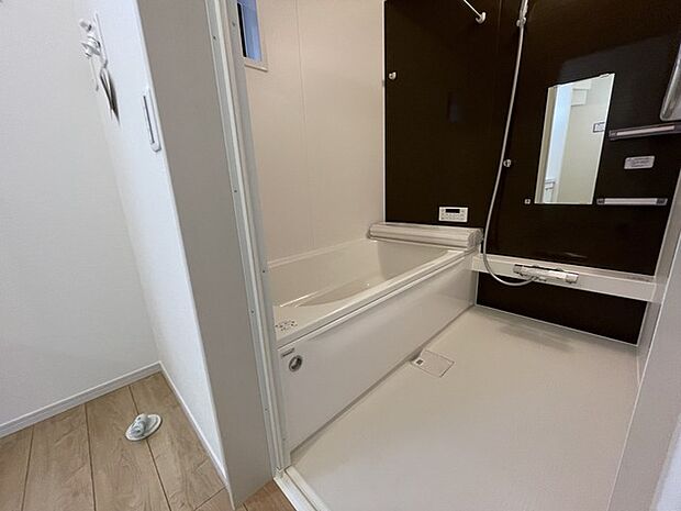 清潔感あふれる白とダークブラウンで彩られた、安らぎのバスタイムを。