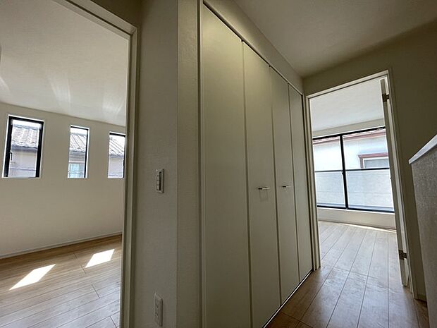 心地よい自然光が、穏やかな空間を優しく彩ります。