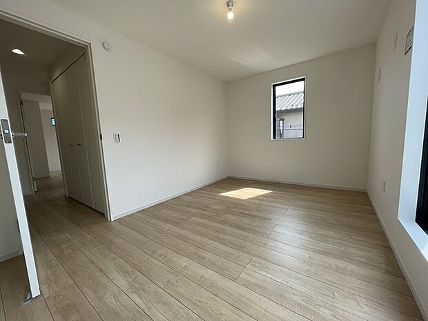 木の温もりを感じる、心地よく広がる空間。