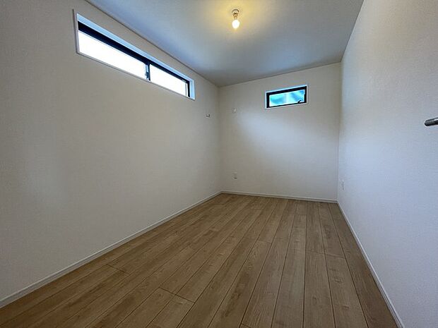 穏やかな時間を感じさせる、温かみのある木目調の空間。