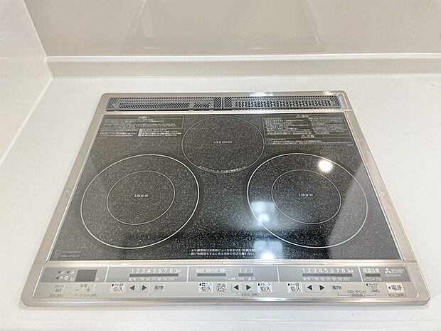 モダンなキッチン空間で、機能美を極めた調理体験を。 小さなお子様とも料理を楽しめるＩＨクッキングヒーター。 