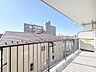 バルコニー：広がる空と建並みを眺める、穏やかなひととき。