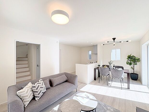 心地よい光が広がる、穏やかな午後のひとときを感じる空間。