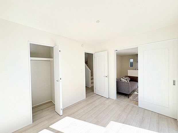 柔らかな光と木目の調和が心地よい、穏やかな空間。