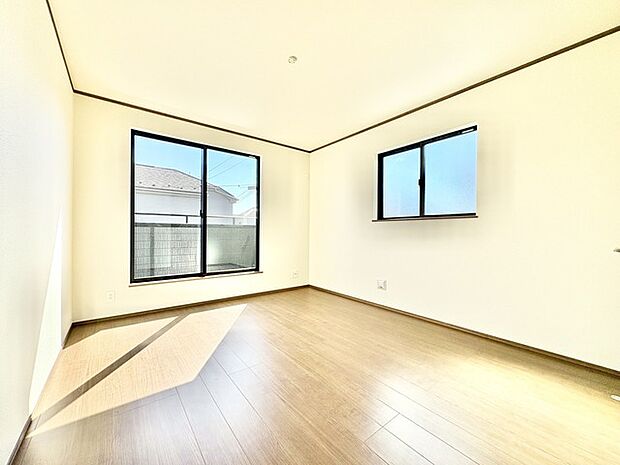 大事な日当たりは、大きな窓から。誰のお部屋にしましょう。