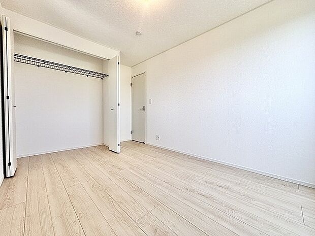 無駄を削ぎ落としたシンプルな空間は、住まう人の暮らしに合わせて自在に彩りを添えられます。