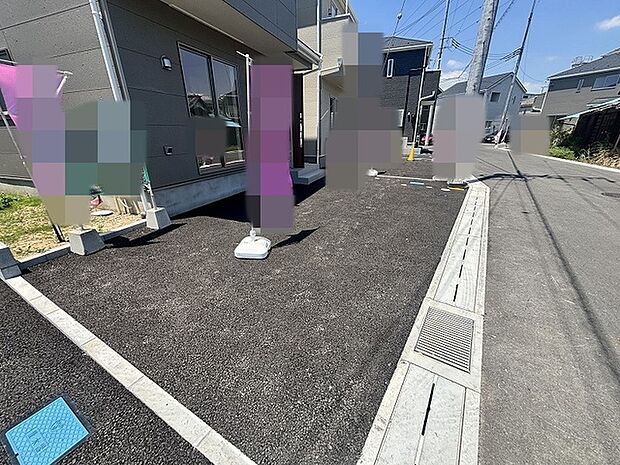 舗装が整えられたすっきりとした敷地が、穏やかな街並みと調和し、日々の暮らしにゆとりをもたらします。