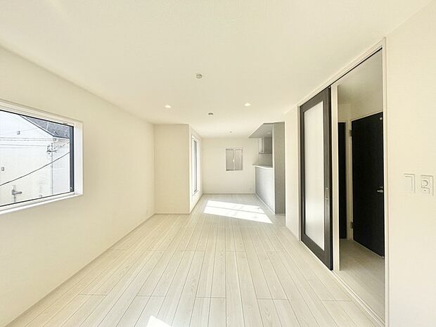 空間に広がりと穏やかな光が満ちる、心地よい住まい。