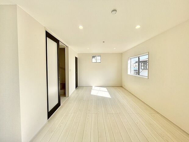 心地よい木目調の床に、温かみのある自然光が優しく広がる空間。