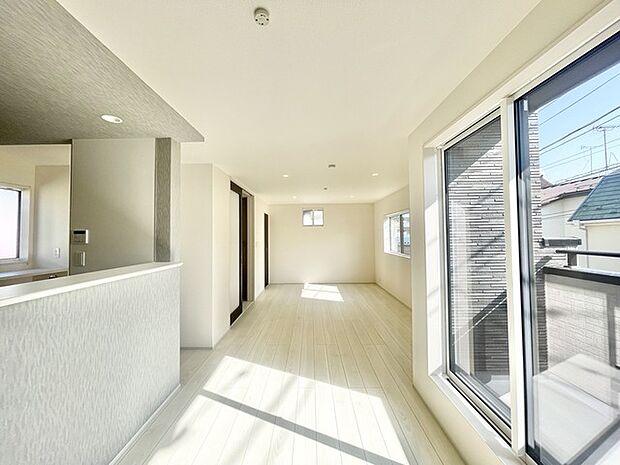 広々とした空間に、穏やかな光が優しく広がります。