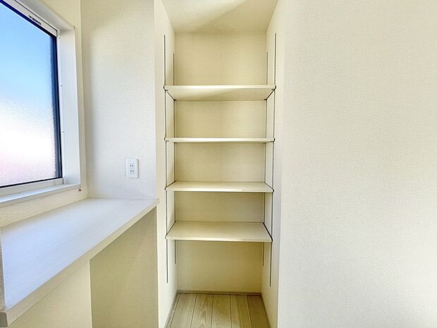 柔らかな採光と、整然とした収納空間が心地よい静けさを演出します。