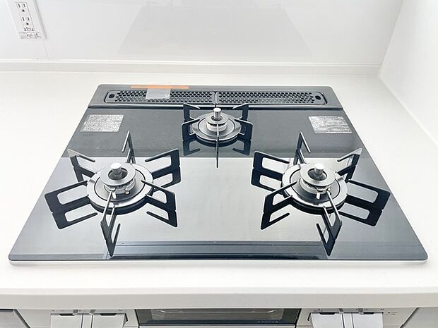 モダンなキッチン空間に映える、洗練されたデザインのコンロ
