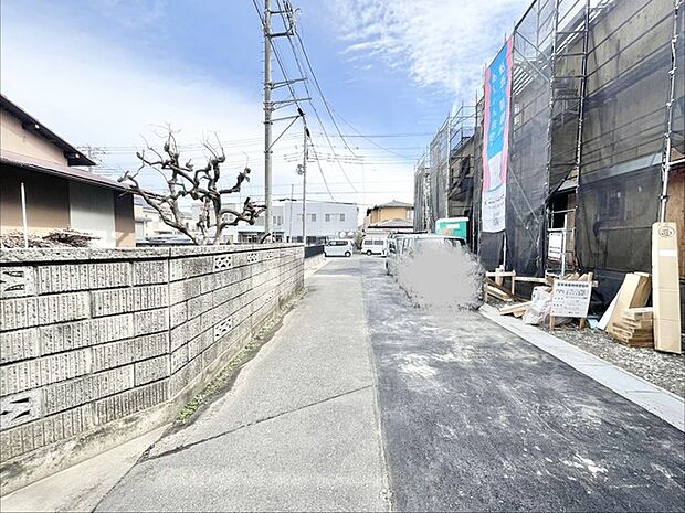 空を映す穏やかな広がりを感じる、静かな街並み。