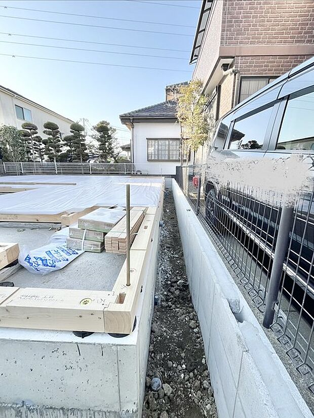 整然とした整地が、新しい暮らしの基盤を予感させます。