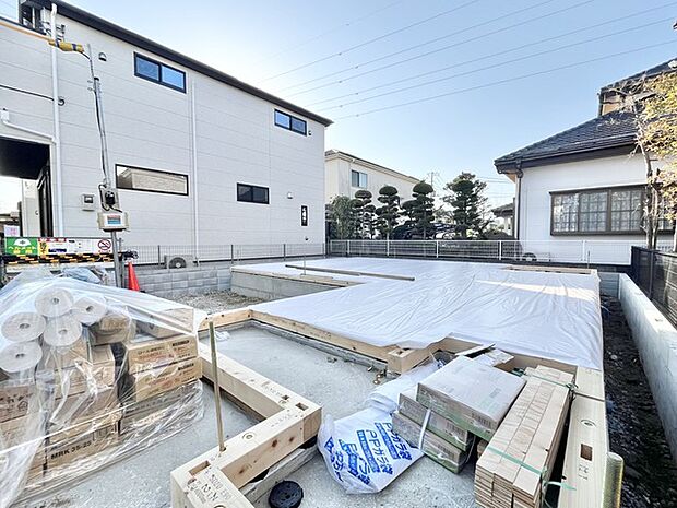 新たな始まりを予感させる、澄んだ空の下の空間