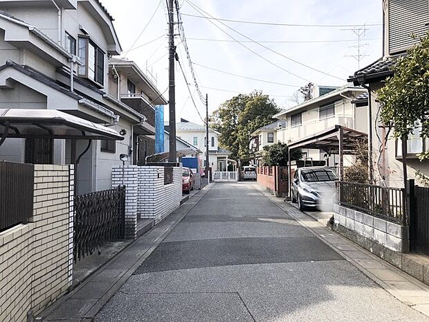 幅員の狭い道ですが、車通りの少ない住宅街に立地してます。