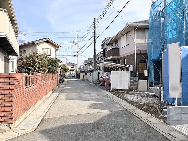 幅員の狭い道ですが、車通りの少ない住宅街に立地してます。