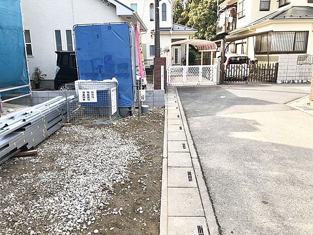 前面道路4.5mながら、間口が9mと広く見た目よりも車の出し入れがしやすいです。