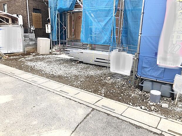 駐車場は2台まで駐車可能。マイカーの車幅もお確かめください。