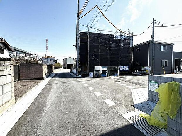 澄み渡る空の下、新しい街並みへ。