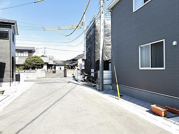 青空の下、静かに広がる住まいの風景