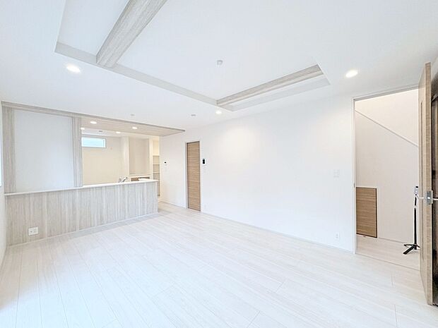 大画面TVの配置も可能なワイドリビングは約17帖。