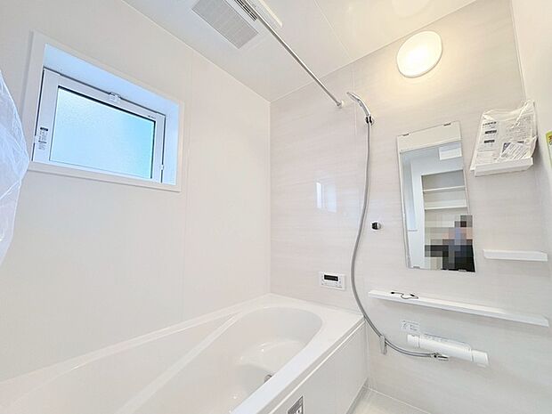 広々1坪タイプのゆったり浴室ユニット。防カビ・抗菌素材なのもうれしい。