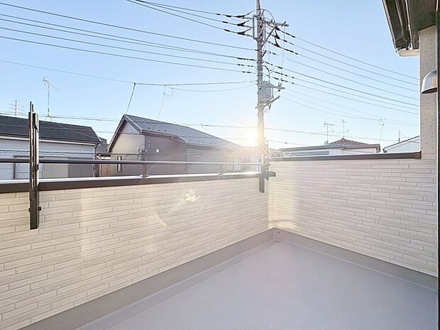 南面に広がるワイドバルコニー、明るい空間でのびのび過ごせるプランです。