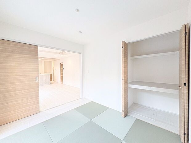 LDK+隣接和室、開放すれば計約22帖。おもてなしスペースにもどうぞ。