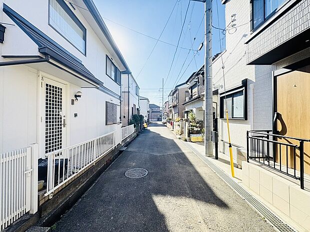 澄み渡る空の下、心地よい風が吹き抜ける街並み