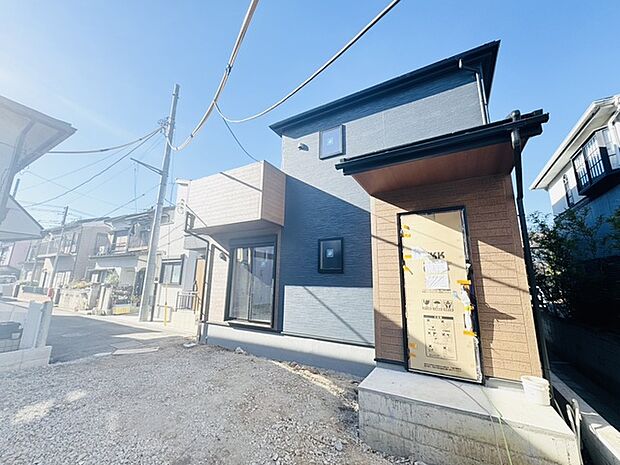 青空の下、洗練されたデザインが際立つ外観