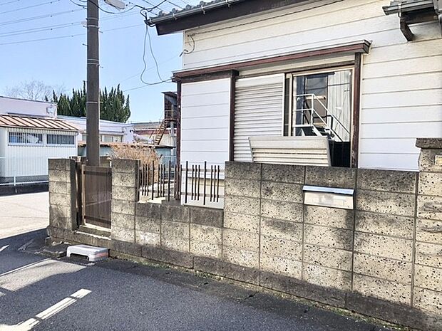 駐車が苦手な方にも嬉しい、前面8m道路に面した住まい。