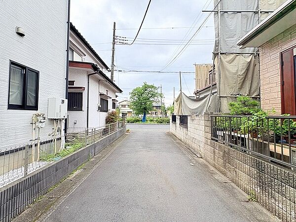 落ち着いた住宅街の雰囲気が漂い、周辺環境の静けさが日々の暮らしに安らぎをもたらします。