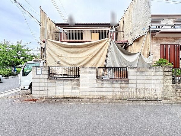 周囲の環境に溶け込み、これからの暮らしの可能性を静かに秘めた佇まいが印象的です。