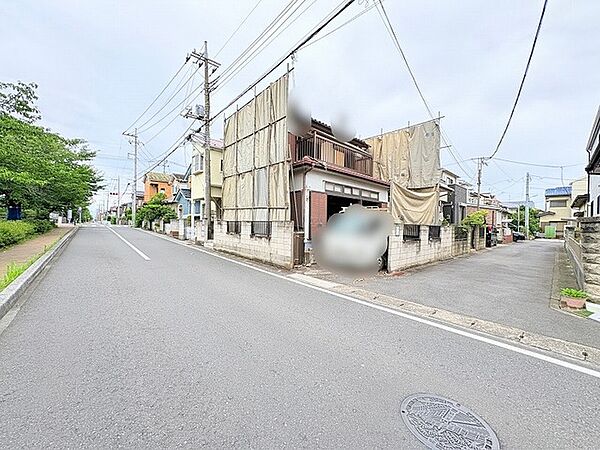 落ち着いた住宅街の角地に位置し、周囲の環境に溶け込む穏やかな佇まいを感じさせます。