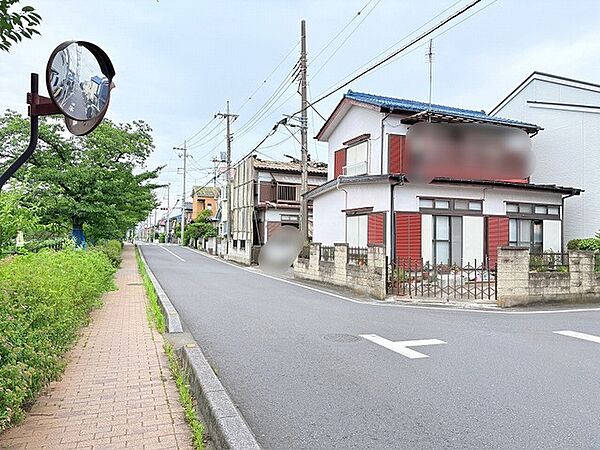 穏やかな街並みが広がる、落ち着いた時間が流れる住環境に佇む一邸です。