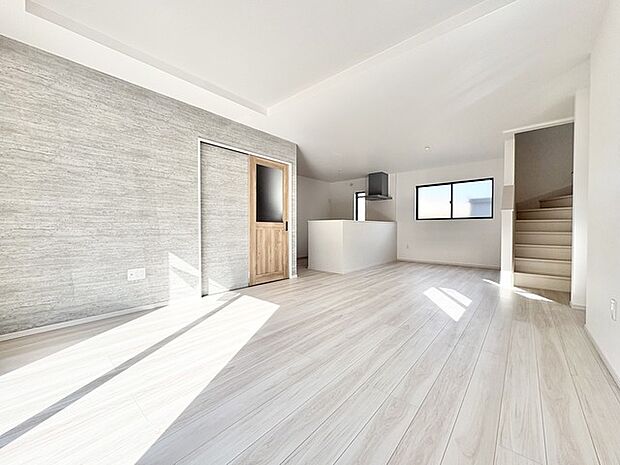 洗練された壁材と明るい床材が調和する、清々しい空間。