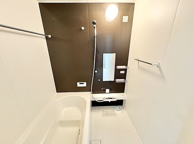 清潔感と落ち着きが調和する、心地よいバスタイムを演出する空間